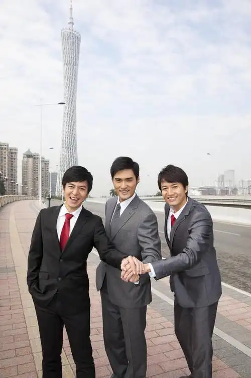 东方人,三个人,同事,商务人士,商务男性,家,高楼大厦,站,握手,笑,微笑
