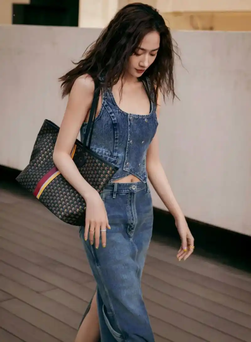 范帅琦# 甜美酷飒的俏丽美女,性感撩人的小蛮腰,白皙细嫩的大长腿,勾