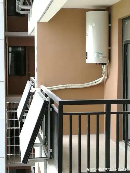 和安装在屋顶的传统太阳能热水器不一样,这种阳台式壁挂太阳能热水器