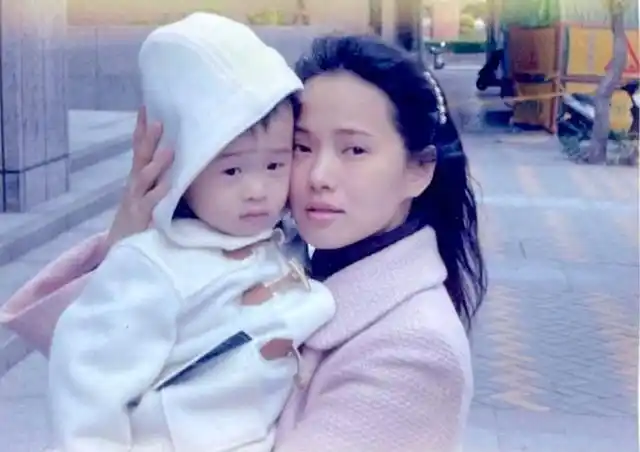 伊能静跟庾澄庆的儿子庾恩利(原名庾翰睿),生于2003年.