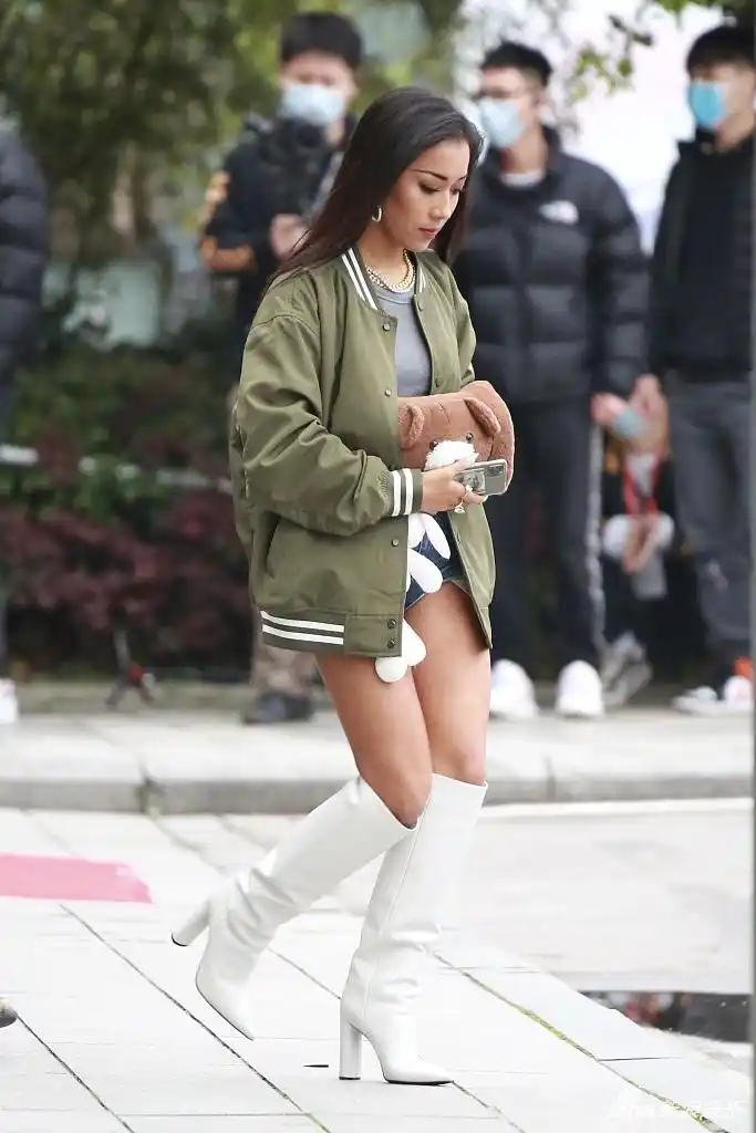 组图:吉克隽逸自带暖手宝现身 穿短裤踩长靴秀美腿身材火辣