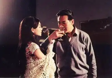 /p> p>1981年温碧霞被星探发掘,拍摄了第一部电影《 a target="