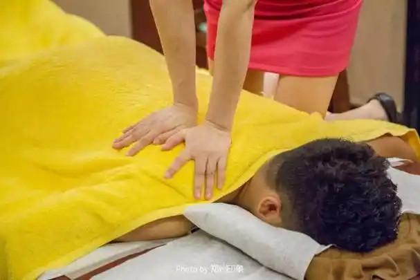 背部按摩去角质按肩颈脚部药浴此时的大斌已经舒服得哈气连天配上技师