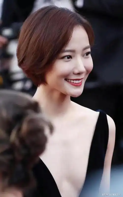 王珞丹一袭黑色深v长裙超性感