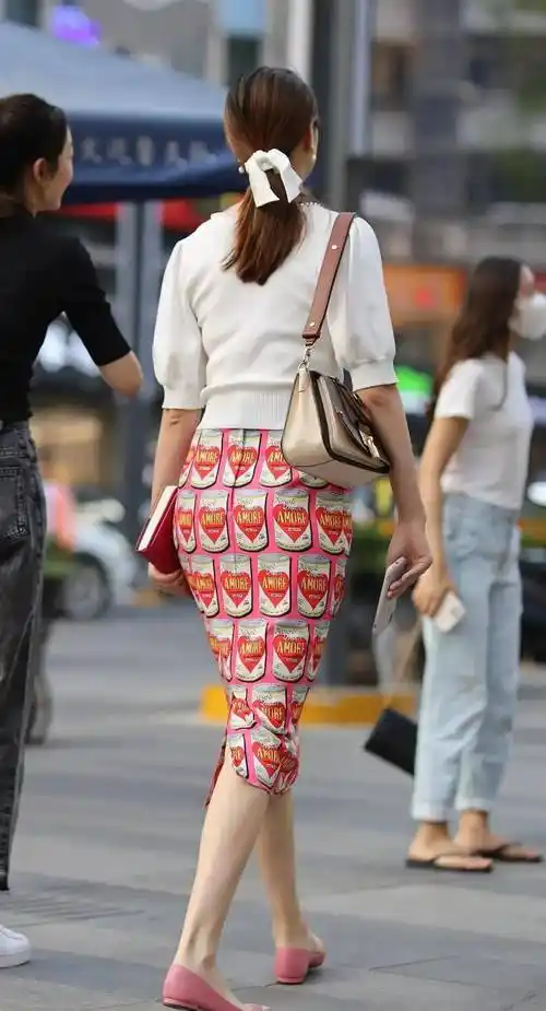 1,低跟鞋和平跟鞋在增高瘦身方面对改善女性走路姿势的作用是一样的.