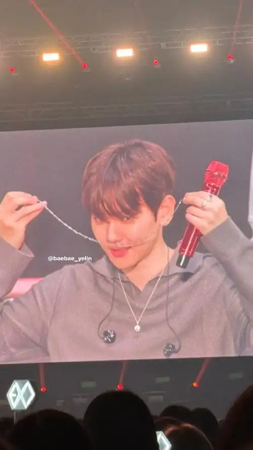 边伯贤见面会脸链造型