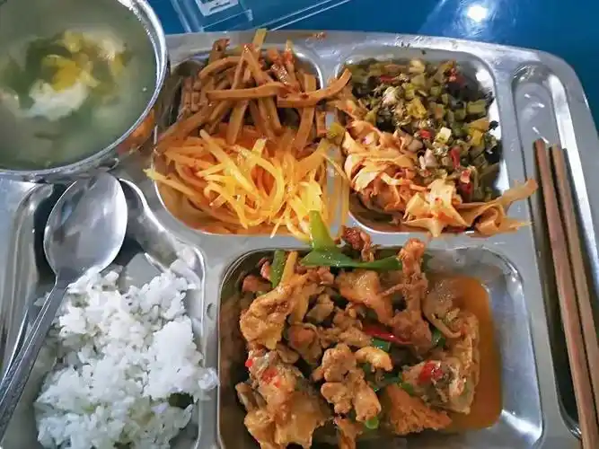 广东电子厂老板自夸食堂伙食好能进全国前十却遭网友疯狂吐槽