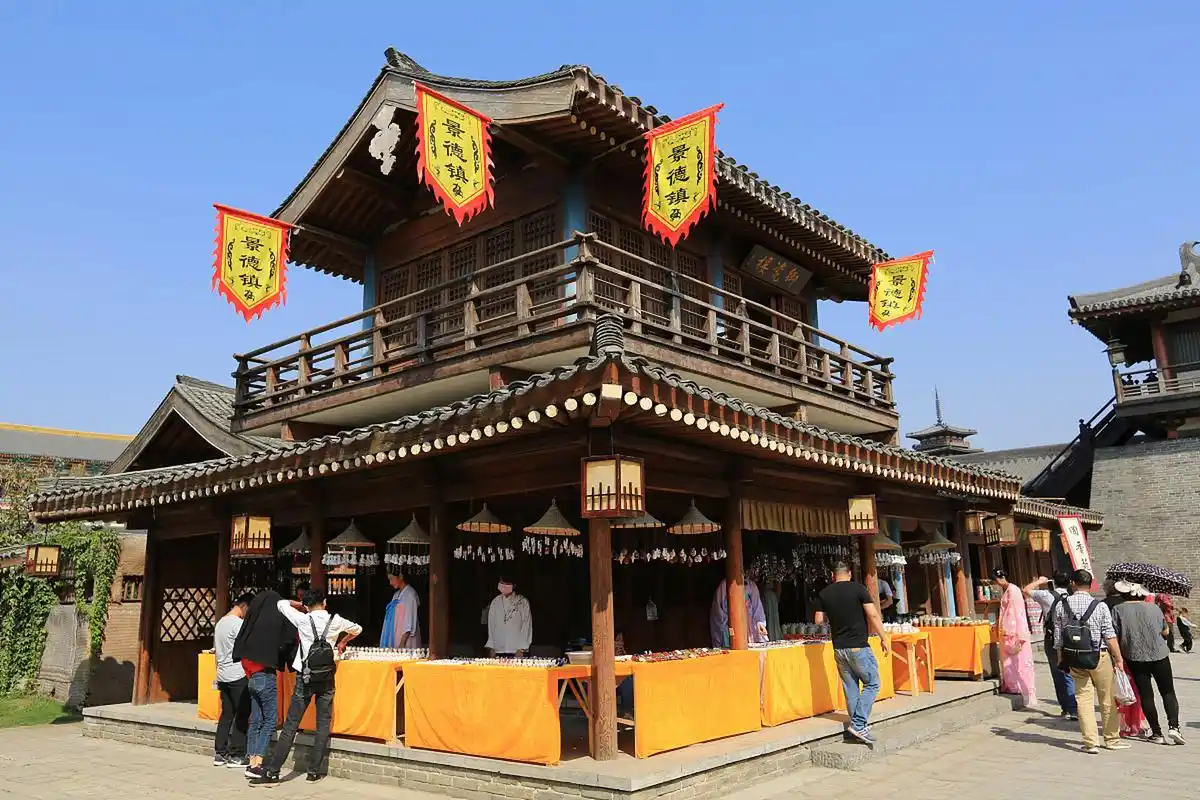 位于浙江省宁波市象山县的象山影视城,占地1176亩,以灵岩山为壮丽背景