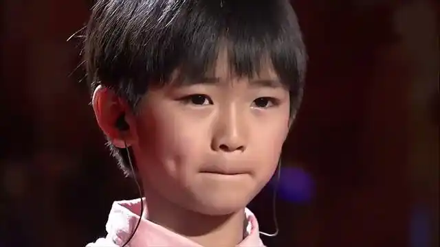 小男孩上台为了爸爸唱一首歌,唱哭全场,盘点为父母唱歌的小童星