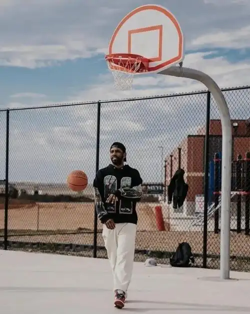 享受生活!篮网球星欧文晒近日休闲照:我从不孤单!