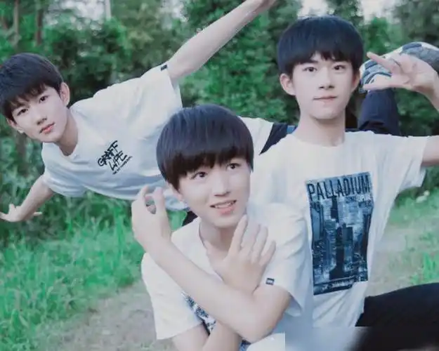 tfboys合体录歌准备跨年演出三兄弟坐姿太抢镜将霸屏热搜