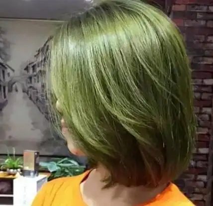 女生棕青色头发图片 另类发色打造个性味道(2)_女生发型_西子美发网