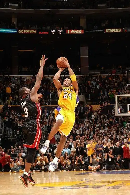 嗜血曼巴:详尽描述科比生涯的经典绝杀