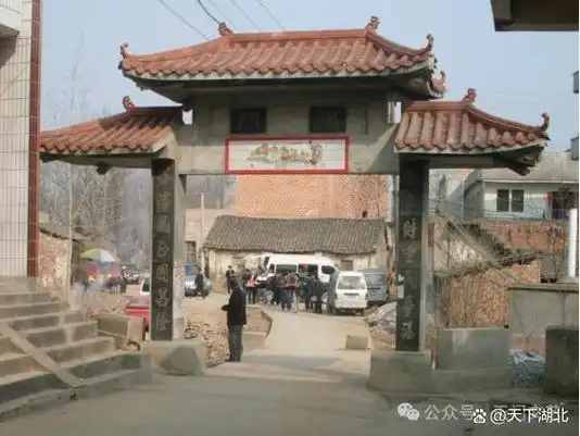 的辉煌,老一辈口中曾经名目繁多的门匾和当街凌空的店招也不复存在