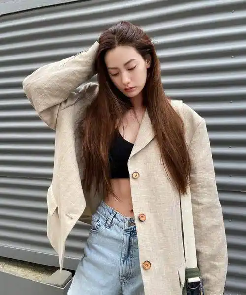 原创国外女歌手林珍娜高挑纤细的身材穿衣打扮很显高级感