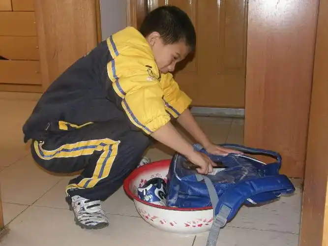 下午妈妈给我洗衣服,妈妈说她负责洗衣服,让我来刷自己的鞋和书包