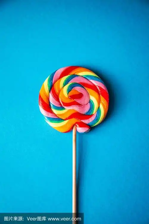 彩色彩虹棒棒糖,蓝色背景,居中,垂直