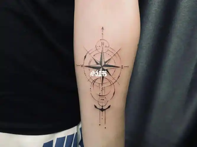 鹿晗同款指南针纹身