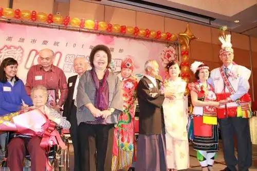 高雄市长陈菊(中)亲自为122对银发佳偶牵手半世情作福证.
