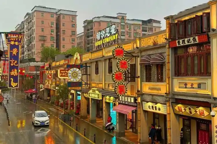 肇庆宋城骑楼街开街场面墟撼!现场人山人海.