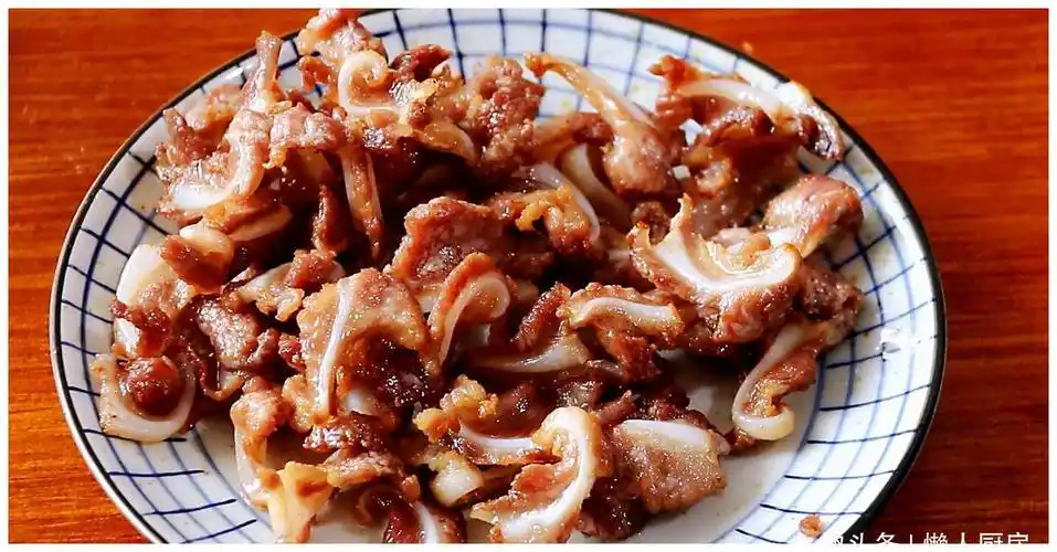 一盘大蒜,2块猪脆骨,先炸后炒,简单两步就能搞定,好吃不难做