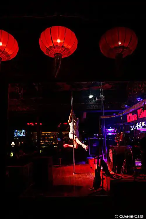 北京后海酒吧钢管舞女郎