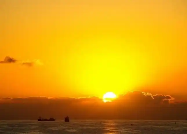 关于早晨太阳刚升起的美句短句-早晨太阳刚升起的朋友圈经典句子--经