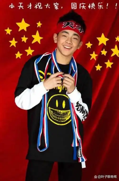 2003年,周思羽在北京出生于一个演艺世家,他的父亲是著名喜剧演员