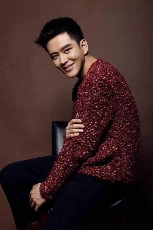 p>黄宥明,原名黄明,4月15日出生于湖北省咸宁市崇阳县,中国内地影视