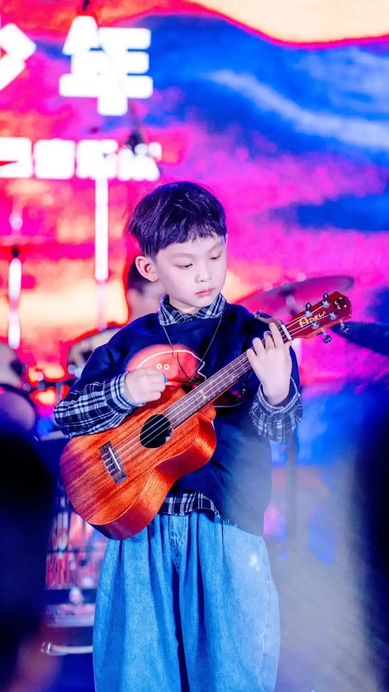 第一次兄弟俩同时登台,期待未来四手联弹.#小孩弹吉他能有多酷 - 抖音
