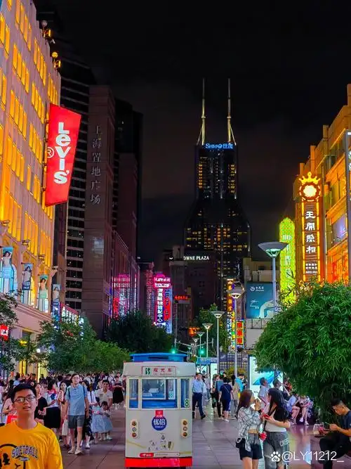 此街全长约1500多米,中间还有轨道,而且穿插着马路(虽然很窄,但是