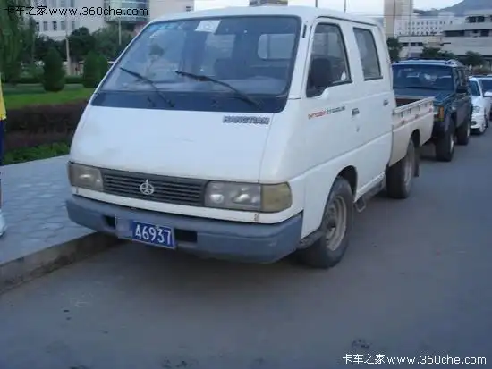 这就是那个"航天牌"双排客卧轻卡,在当时这车采用了"丰田之花"