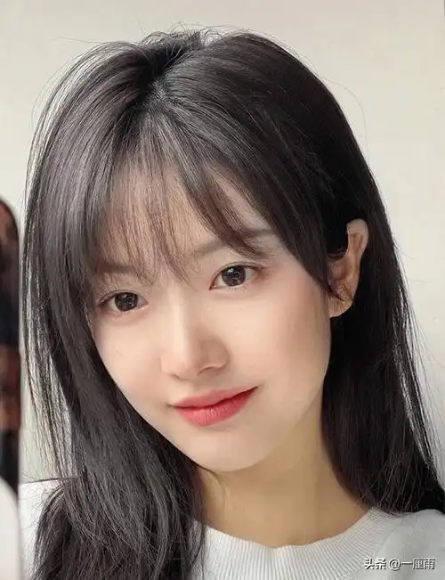 如果你有大额头或者发际线高的问题,可以尝试用三七分刘海或者空气