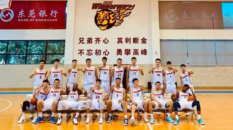 原创要虐菜?广东队悍将休假还不忘去篮球场 真是宏远基石球员