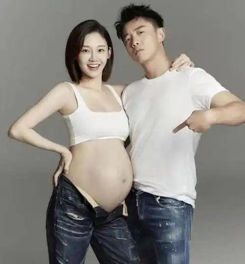 郑恺晒孕期写真为老婆庆生苗苗裙子开叉到大腿根挺巨肚身材超辣