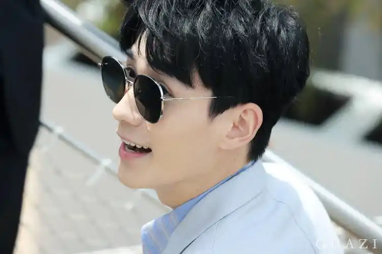 朱一龙亮相戛纳,果然是那条街最亮的仔