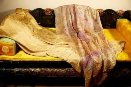 慈禧墓中出土一棉被,明明价值上亿,为何却被当垃圾处理了?