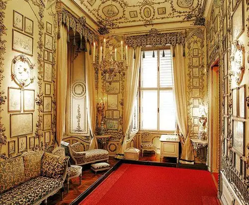 成青花的样式,都是为了模仿中国陶瓷,整个房间一共有213幅仿青花素描