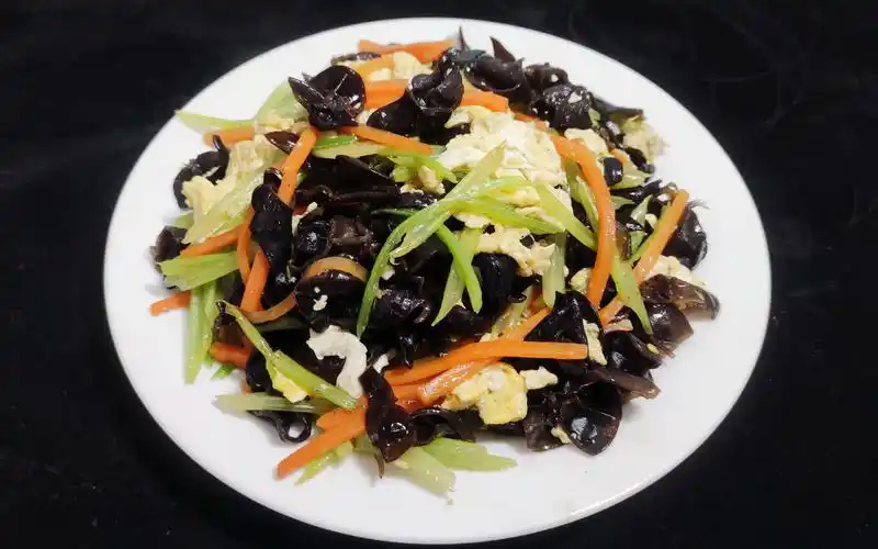 【芹菜木耳炒鸡蛋】这样做最好吃,学会这一招,芹菜脆嫩鸡蛋鲜香下饭