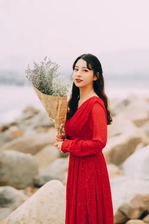 新年第一天海滩红裙人像