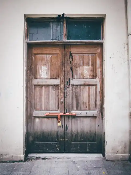白色墙壁上破旧大门