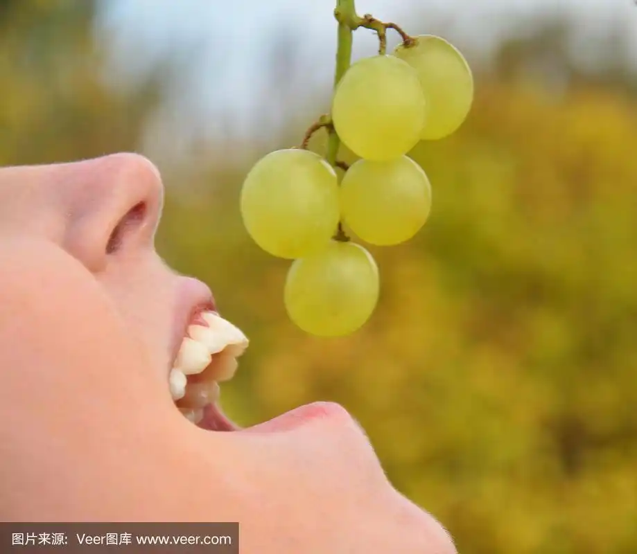 快乐的女人吃葡萄