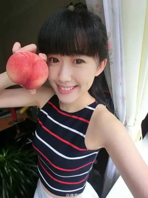 "人大校花"康逸琨晒新照 (6/13)