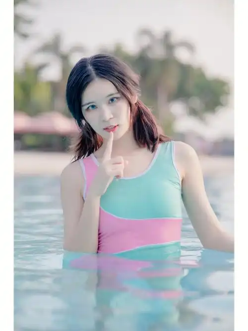 模特:柚子摄影:初音#泳装   #夏天   #夏天来了   #泳池拍照
