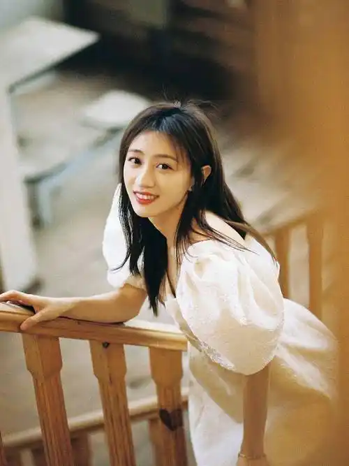 黄婷婷夏日胶片写真清新养眼 穿法式白裙氛围感满满_气质_蝴蝶结_时尚