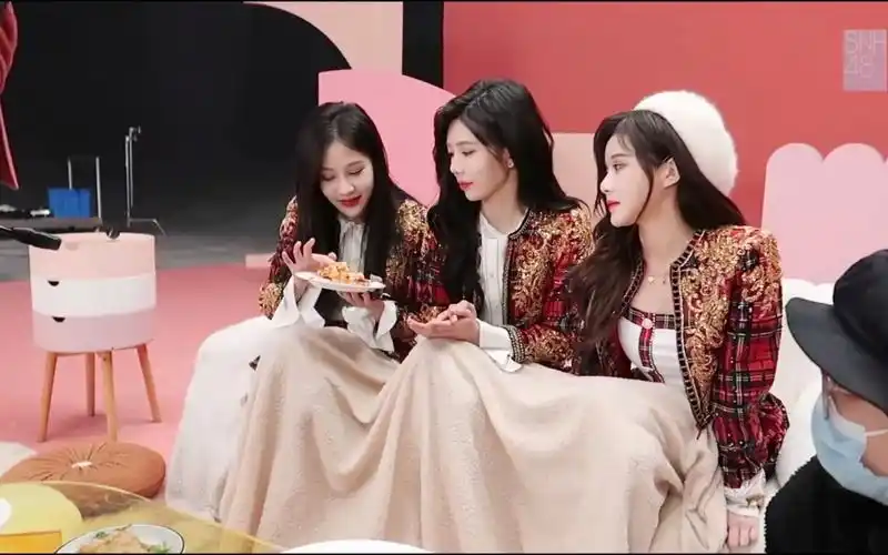 袁一琦:老婆,你看我,咻咻咻 沈梦瑶:哈哈哈哈哈