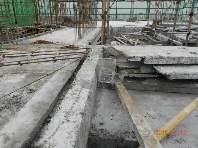 6#楼15层卫生间翻边不垂直