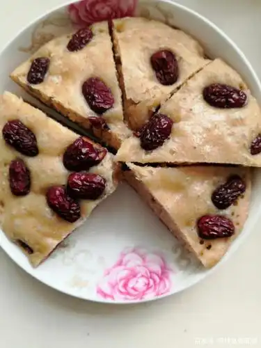 这是我用电饭煲蒸的红糖发糕:昨晚发上的面,上午用万能的电饭煲蒸的.