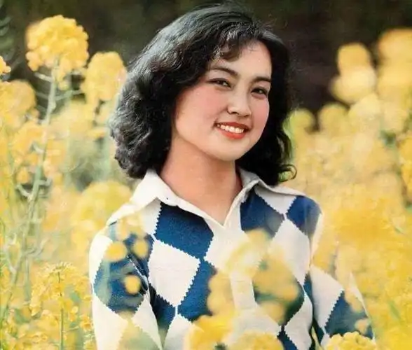 在整个80年代,不得不说的美丽人物:刘晓庆,她是那个时代第一个叉着腰
