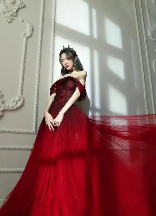 李紫婷更新mv花絮,抹胸礼裙勾勒优美肩颈线,戴皇冠如在逃公主